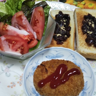 小豆きな粉トーストとトマトレタスサラダとコロッケ☆